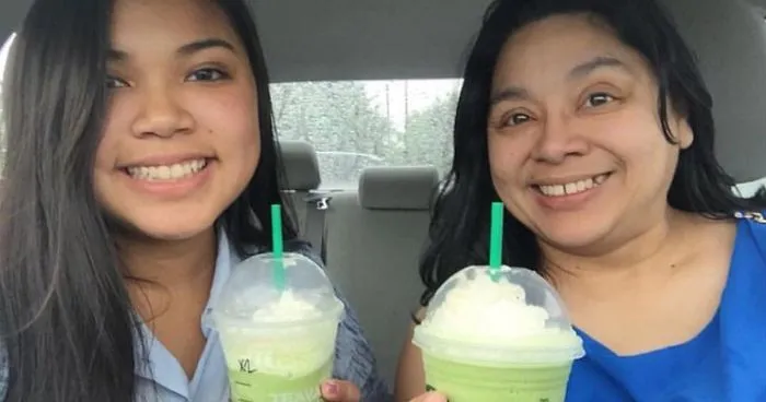 This Girl Has Been Taking The Same Photos With Her Mom For 4 Years, But The Last Pic Broke Everyone's Hearts