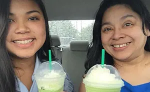 This Girl Has Been Taking The Same Photos With Her Mom For 4 Years, But The Last Pic Broke Everyone's Hearts