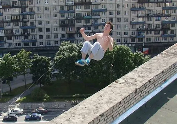 Pavel Kashin, entusiasta del parkour, realizando el truco que le llevaría a su muerte. Intentó hacer una voltereta hacia atrás, perdió el equilibrio y cayó al suelo
