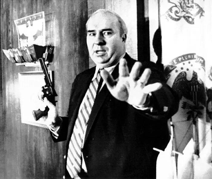 R. Budd Dwyer, tesorero de Pensilvania entre 1981-87. Fue acusado de corrupción y retención de impuestos. Durante su juicio televisado, se pegó un tiro y lo vieron millones de personas