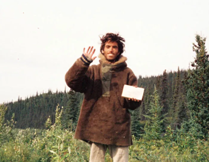 Christopher McCandless (el hombre de "Hacia rutas salvajes") haciéndose su último autorretrato. Se encontró su cuerpo descompuesto en 1992. Vivió durante más de 100 días en un autobus abandonado. Se dice que murió de desnutrición, pero aún se debate