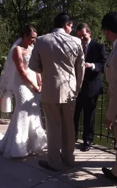 El anillo de boda se cayó al lago