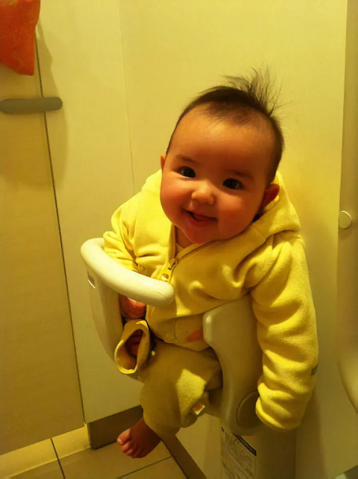 Asientos para bebés en la pared en la mayoría de los cuartos de baño