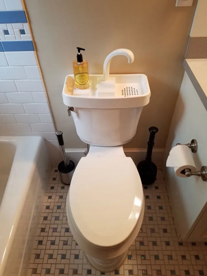 Tipo de retrete común en Japón. Te lavas las manos y se reutiliza el agua para la siguiente vez que se tire de la cadena