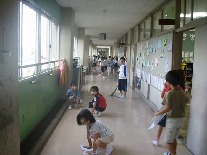 Los colegios no suelen tener conserjes. Limpian los propios niños para mostrar gratitud hacia la escuela y ser más productivos