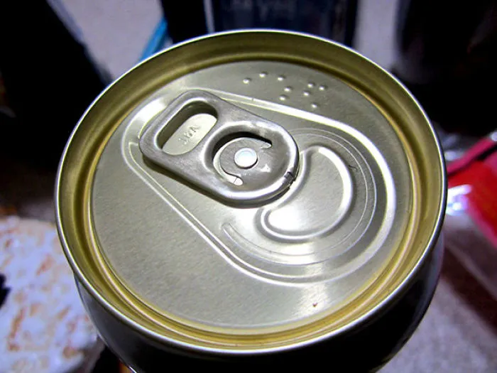 Las latas de bebida tienen el nombre en braille en la parte de arriba