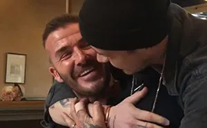 La forma en que David Beckham reaccióno ante la sorpresa de su hijo en su 43º cumpleaños te hará llorar