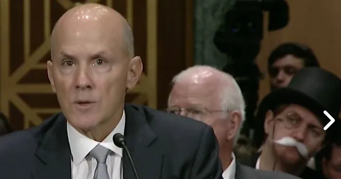 El hombre del Monopoly en la audiencia del Senado de Equifax