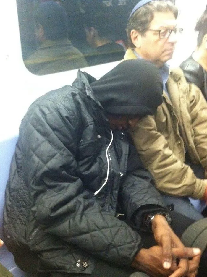 Se quedó dormido en su hombro y le dejó dormir 12 paradas más porque "todos hemos tenido días largos"