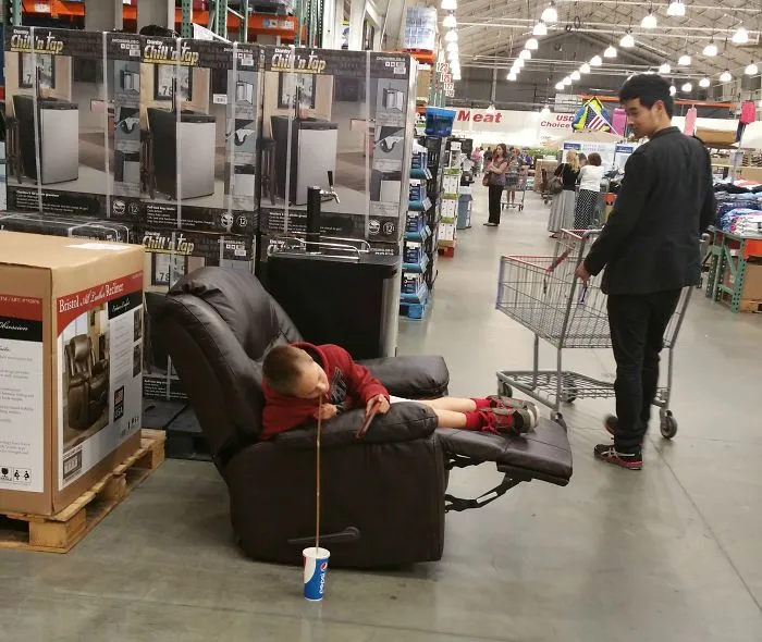 Niño de relax en el supermercado