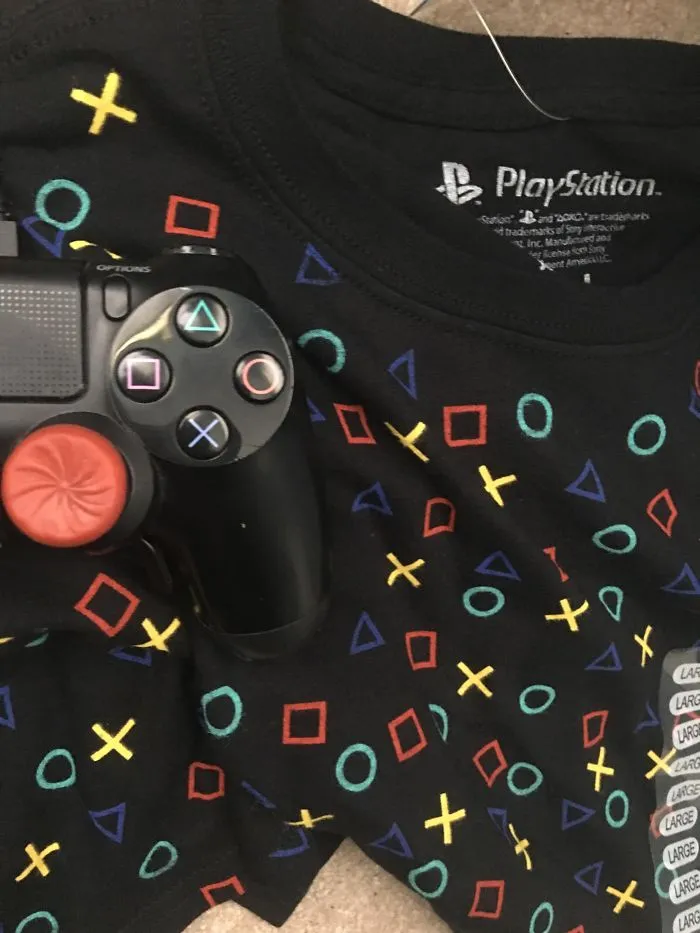 Camisa oficial de Play Station con los colres equivocados