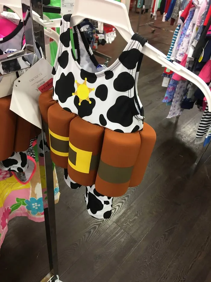 Este bañador para niños que parece un chaleco suicida
