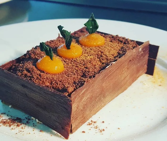 Tarta de chocolate y zanahoria... masa de galletas, tierra de chocolate, polvo de zanahoria y gel caramelizado de zanahoria