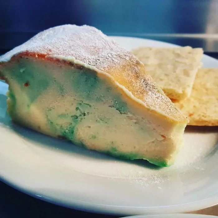 Tarta de queso "Stilton" tarta de queso con vainilla y trozos de menta al horno