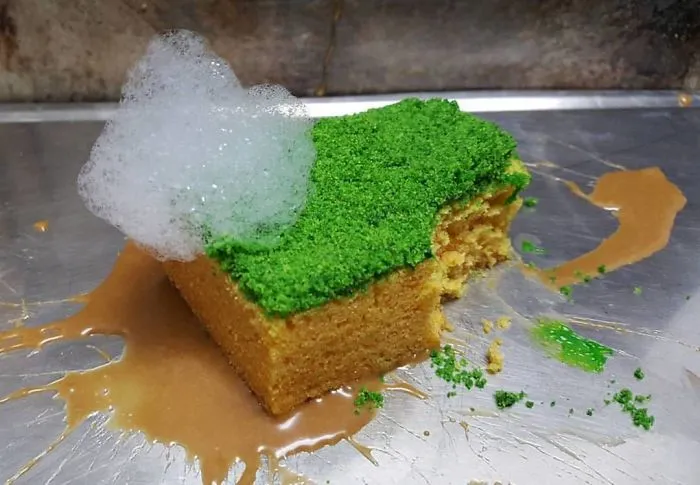 Tarta esponjosa de aceite de oliva con migas de menta, espuma de leche dulce y puré de manzana asada