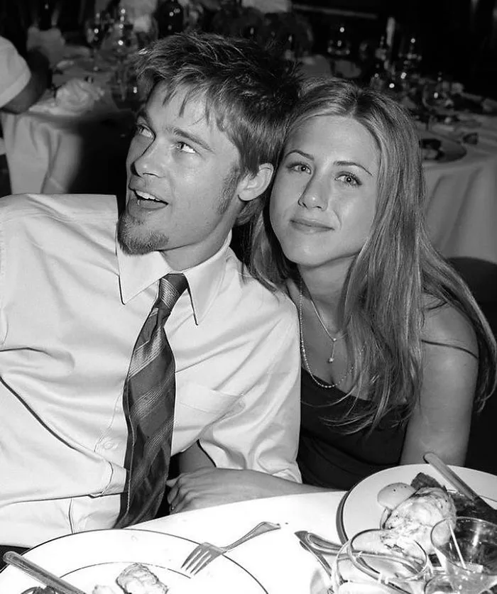 Jennifer Aniston & Brad Pitt en la boda de Courtney Cox, 1999