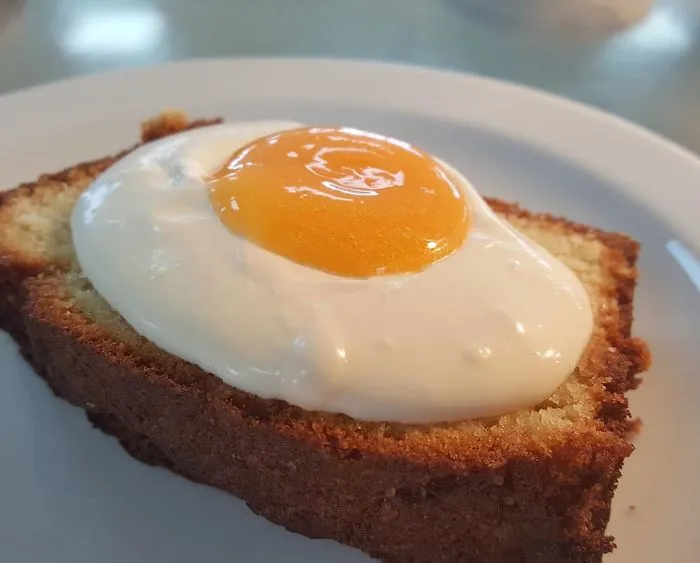 Tarta de limón, esponja de limón, gel de limón y Chantilly