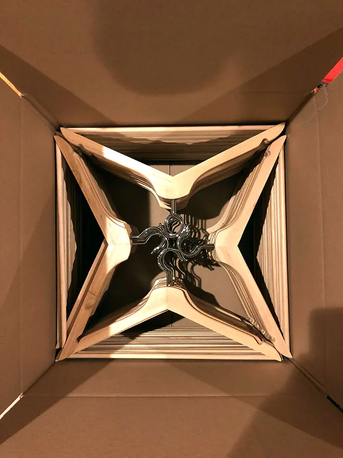 Perchas en la caja de la mudanza