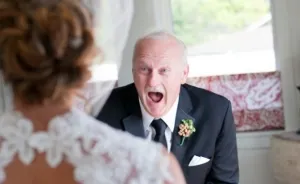 179 Times Fathers Couldn't Hold Back Their Emotions After Seeing Daughters In Wedding Dresses For The First Time