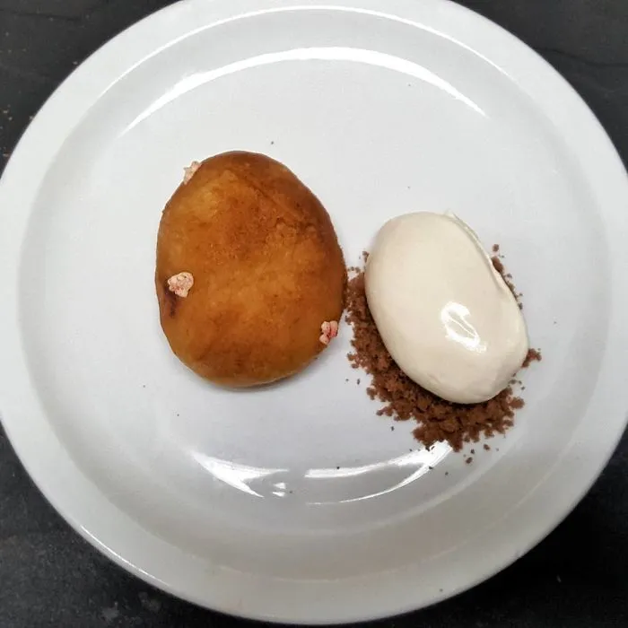 Masa de galletas rellena de salsa de chocolate con crema chantilly