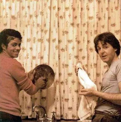 Michael Jackson y Paul Mccartney fregando platos, 1982