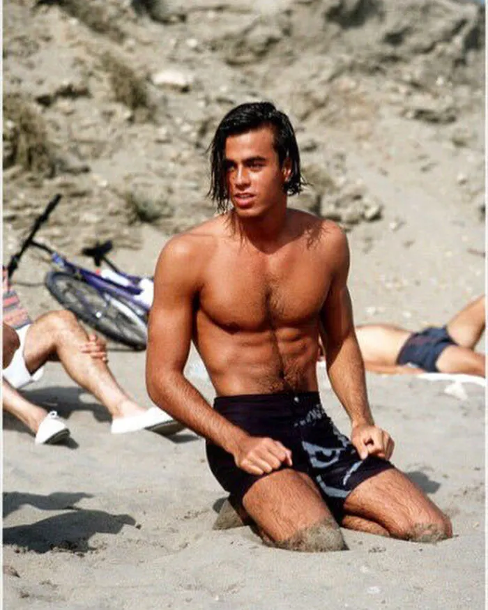 Enrique Iglesias en la playa a los 19 años