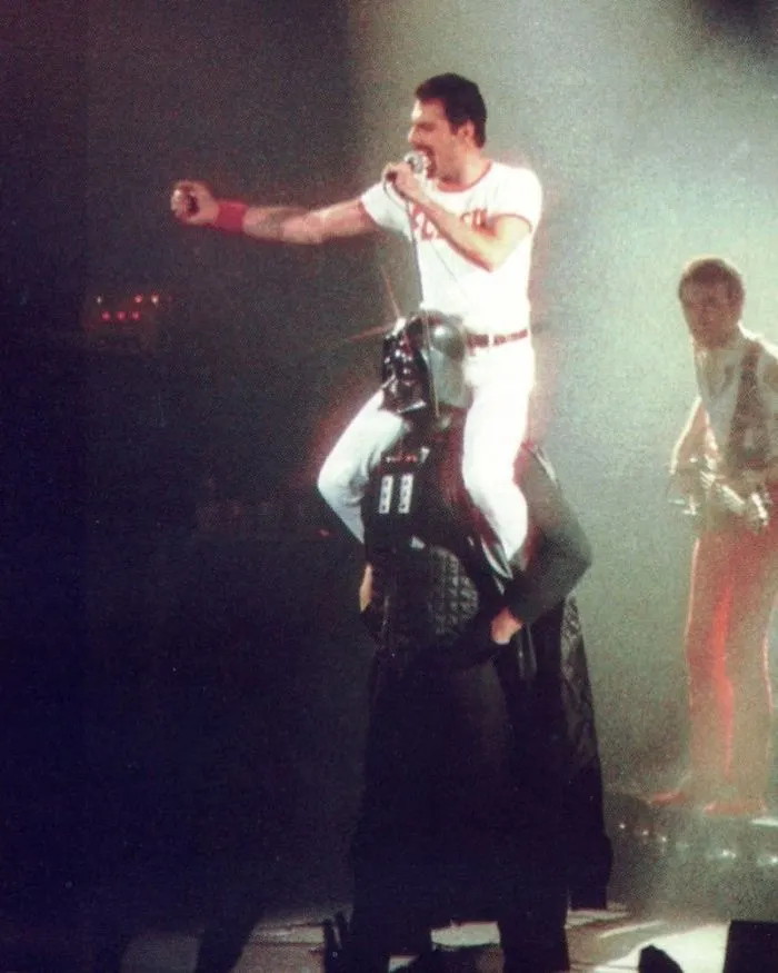 Freddie Mercury montado sobre Darth Vader, 1980