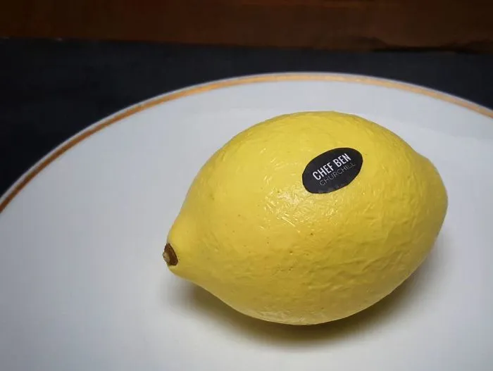 Pannacotta de limón rellena de gel helado de sorbete de limón y natillas de té verde y jazmín, usando moldes hechos en casa
