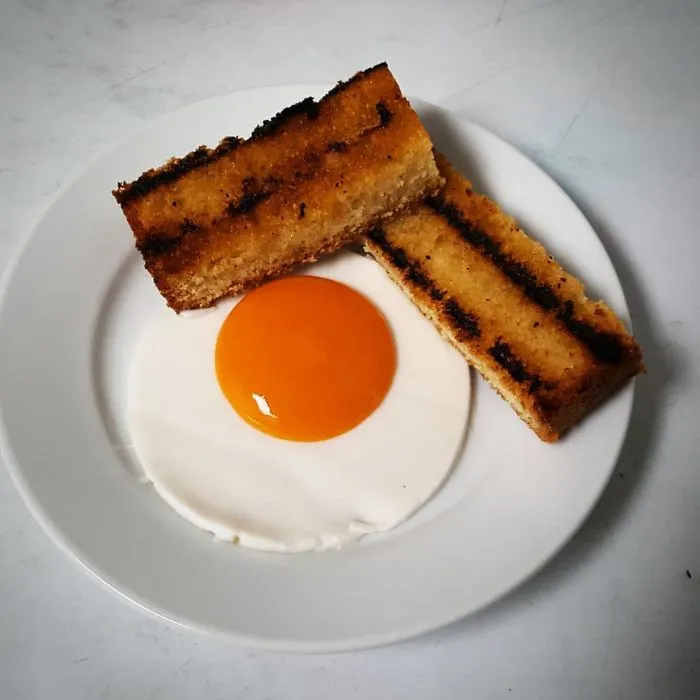 Pannacotta de coco, gel de mango, esponja de limón frita