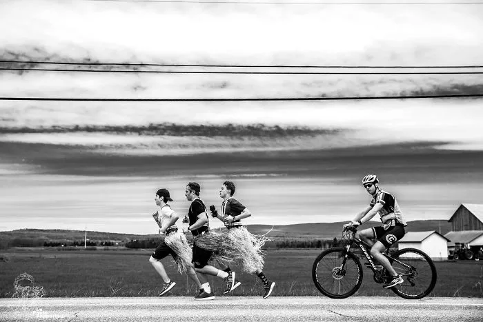 Somewhere Between Québec City And Trois-Rivières, On Saturday, May 12th 2018 At 12:02pm, Three Runners Wearing Hawaiian Dresses Were Running Along The Road