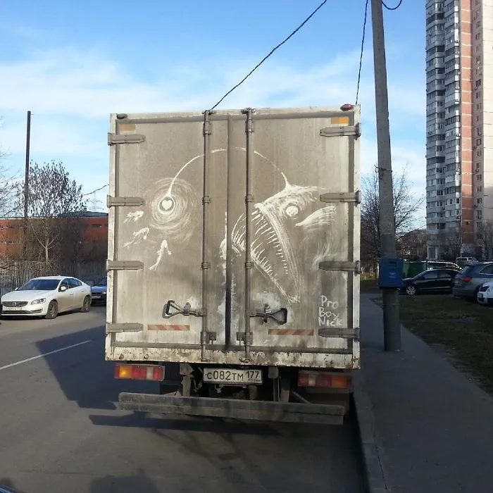 Los dueños de coches sucios encuentran sus vehículos “vandalizados” con increíbles dibujos, ¡el tuyo podría ser el próximo! (Nuevas imágenes)