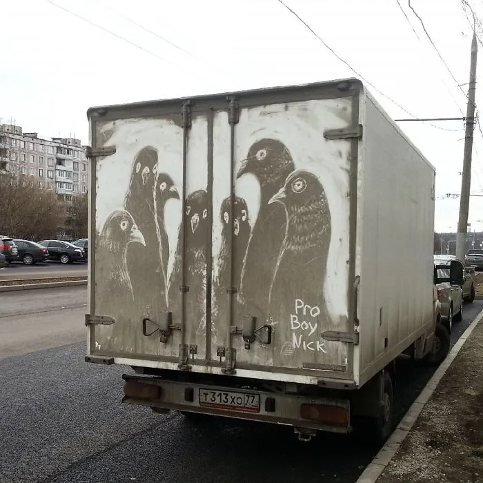 Los dueños de coches sucios encuentran sus vehículos “vandalizados” con increíbles dibujos, ¡el tuyo podría ser el próximo! (Nuevas imágenes)