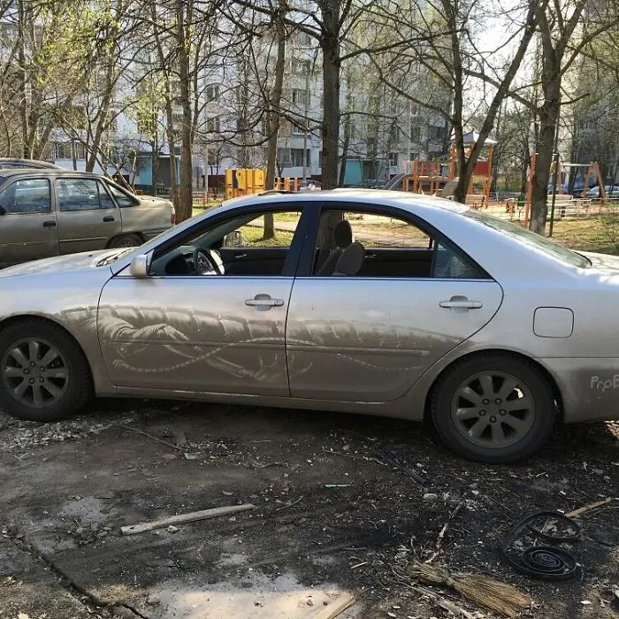 Los dueños de coches sucios encuentran sus vehículos “vandalizados” con increíbles dibujos, ¡el tuyo podría ser el próximo! (Nuevas imágenes)