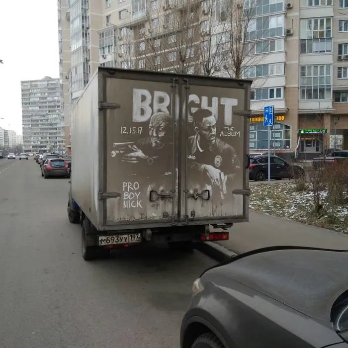 Los dueños de coches sucios encuentran sus vehículos “vandalizados” con increíbles dibujos, ¡el tuyo podría ser el próximo! (Nuevas imágenes)
