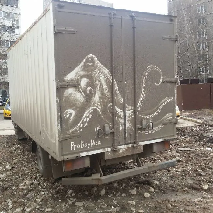 Los dueños de coches sucios encuentran sus vehículos “vandalizados” con increíbles dibujos, ¡el tuyo podría ser el próximo! (Nuevas imágenes)
