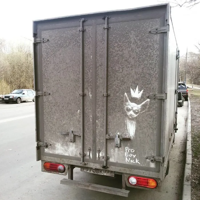 Los dueños de coches sucios encuentran sus vehículos “vandalizados” con increíbles dibujos, ¡el tuyo podría ser el próximo! (Nuevas imágenes)