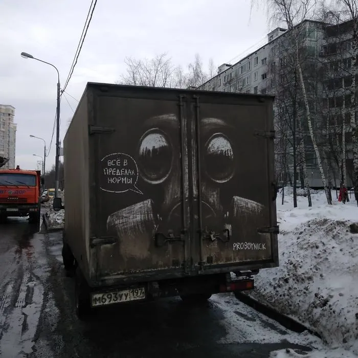 Los dueños de coches sucios encuentran sus vehículos “vandalizados” con increíbles dibujos, ¡el tuyo podría ser el próximo! (Nuevas imágenes)