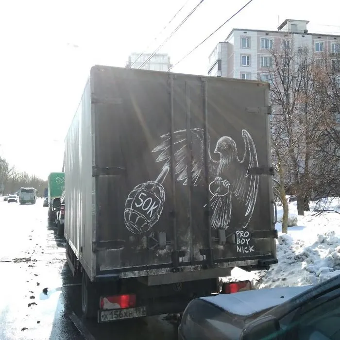 Los dueños de coches sucios encuentran sus vehículos “vandalizados” con increíbles dibujos, ¡el tuyo podría ser el próximo! (Nuevas imágenes)
