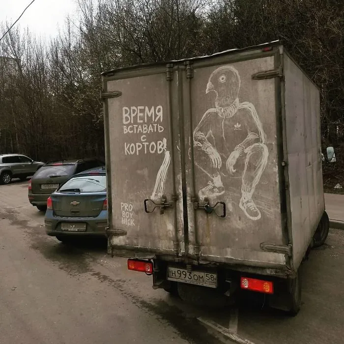 Los dueños de coches sucios encuentran sus vehículos “vandalizados” con increíbles dibujos, ¡el tuyo podría ser el próximo! (Nuevas imágenes)