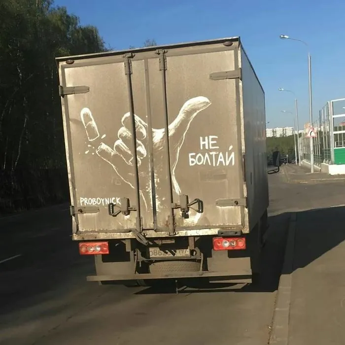Los dueños de coches sucios encuentran sus vehículos “vandalizados” con increíbles dibujos, ¡el tuyo podría ser el próximo! (Nuevas imágenes)