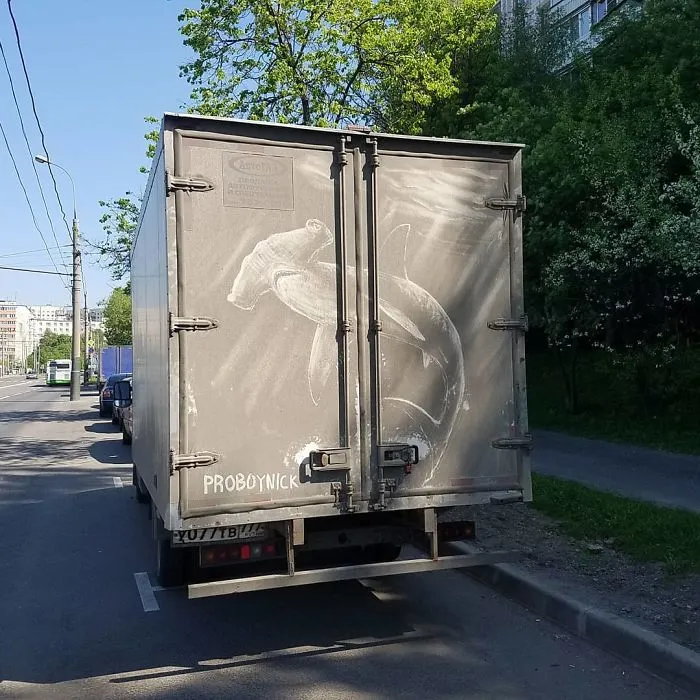 Los dueños de coches sucios encuentran sus vehículos “vandalizados” con increíbles dibujos, ¡el tuyo podría ser el próximo! (Nuevas imágenes)