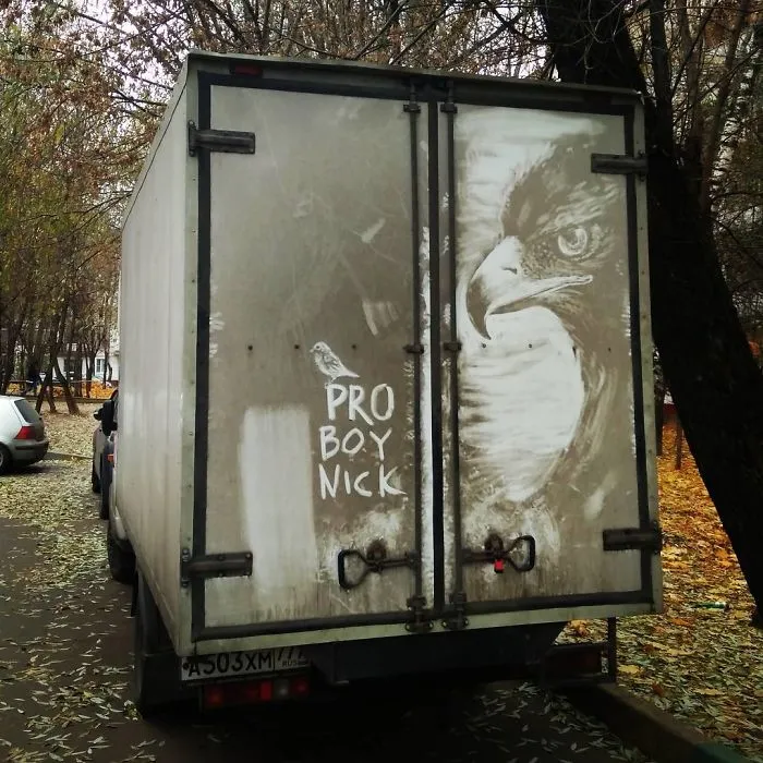 Los dueños de coches sucios encuentran sus vehículos “vandalizados” con increíbles dibujos, ¡el tuyo podría ser el próximo! (Nuevas imágenes)