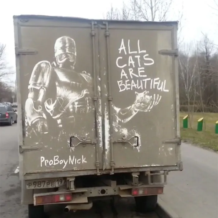 Los dueños de coches sucios encuentran sus vehículos “vandalizados” con increíbles dibujos, ¡el tuyo podría ser el próximo! (Nuevas imágenes)