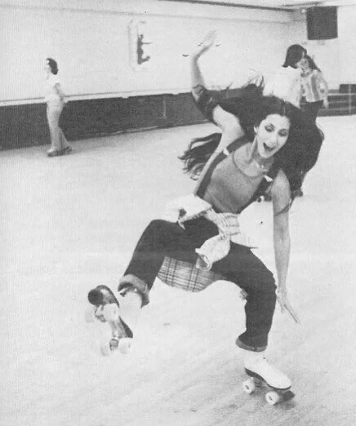 Cher patinando