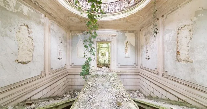 Let’s Take A Look Inside This Beautiful Abandoned Ruins