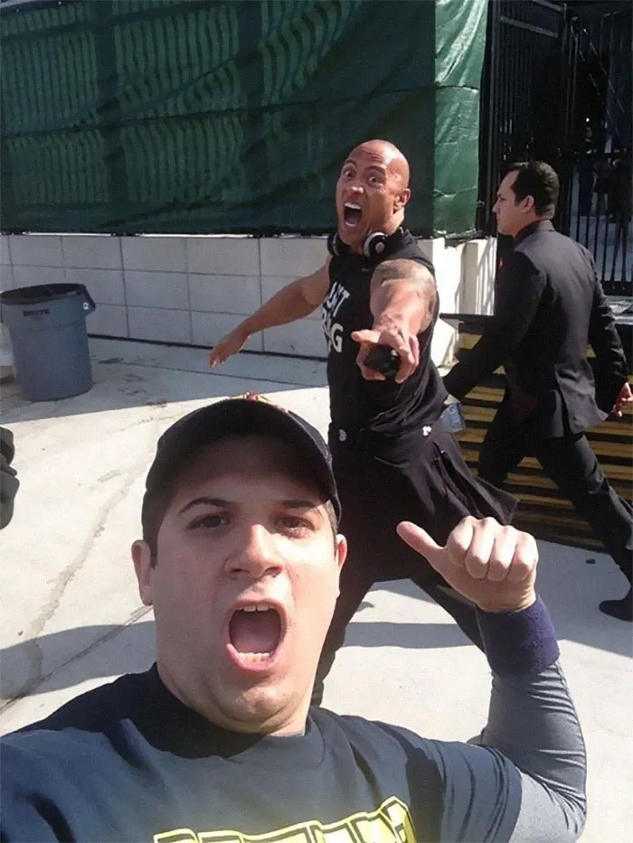 The Rock haciéndole photobomb a un fan