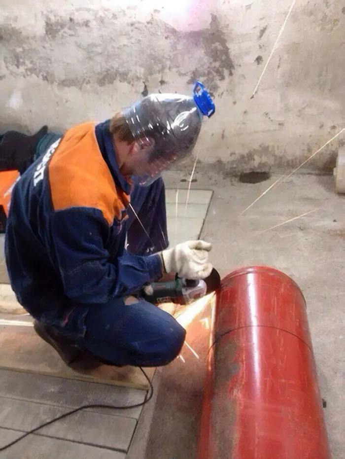 Recuerda ponerte una garrafa de plástico en la cabeza cuando uses herramientas peligrosas