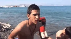 Ese chico al fondo en el reportaje de las noticias no puede quitarse el chaleco salvavidas