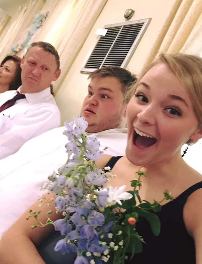 Mi amiga pilló el ramo en la boda. El de detrás es su novio