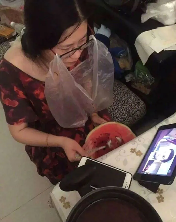 Cómo ver la tele mientras comes sandía